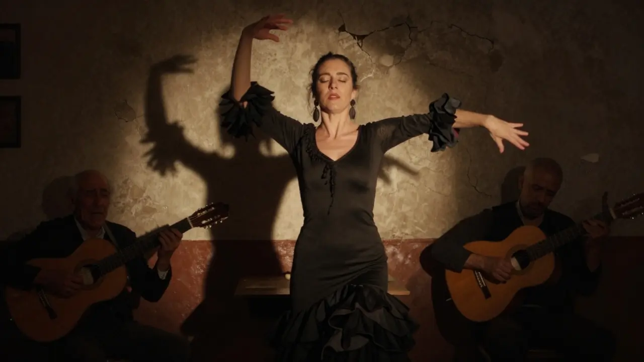 Flamenco tanečnice v intenzivním výrazu, osvětlená jediným světlem v taberně.